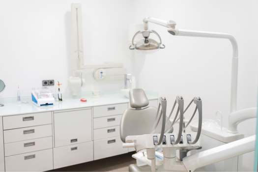 Zdjęcie gabinetu od frontu fotela dentystycznego.